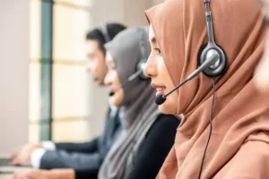 muslim-woman-working-as-customer-care-operator